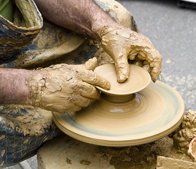 Se abre la convocatoria para que los artesanos andaluces soliciten ayudas para la modernización de sus talleres. Se abre la convocatoria para que los artesanos andaluces soliciten ayudas para la modernización de sus talleres.